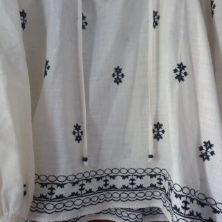 Blusa Zara bordada blanca talla S