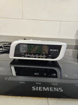 Radio Reloj Digital Sony Plata