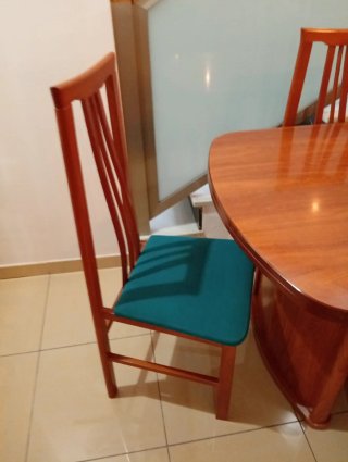 Mesa extensible y 6 sillas de madera