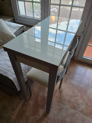 Mesa cocina abatible con sobre de cristal y 2 sill