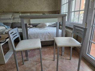 Mesa cocina abatible con sobre de cristal y 2 sill
