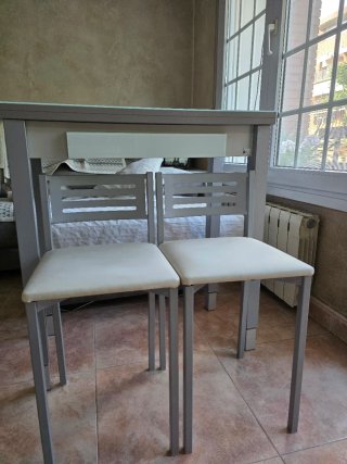Mesa cocina abatible con sobre de cristal y 2 sill