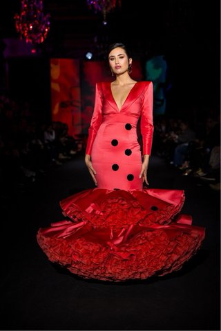 Traje de flamenca coral con lunares negros
