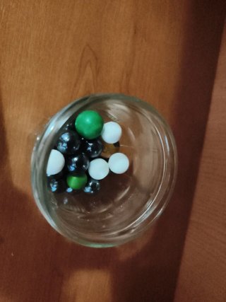 Tarro de cristal con canicas