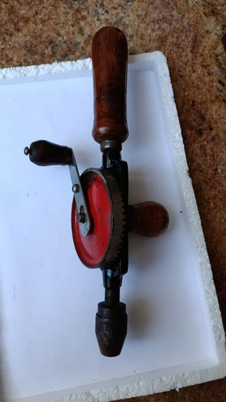 Taladro manual berbiquí madera.