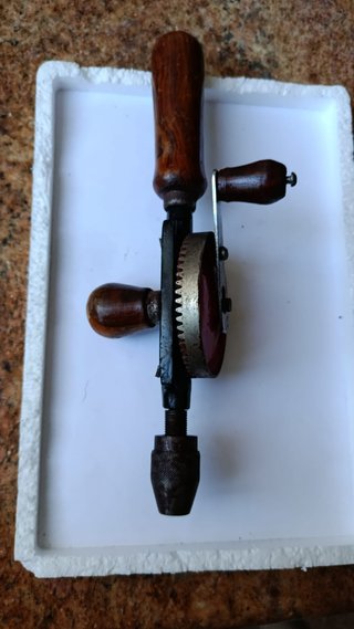 Taladro manual berbiquí madera.