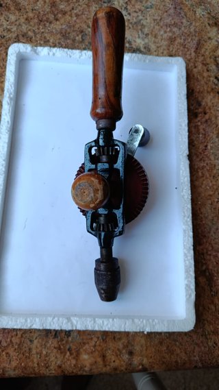 Taladro manual berbiquí madera.