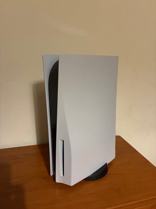 Consola PlayStation 5 con dos mandos y juegos