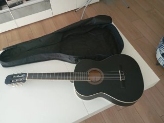 Guitarra Acústica Negra con Funda
