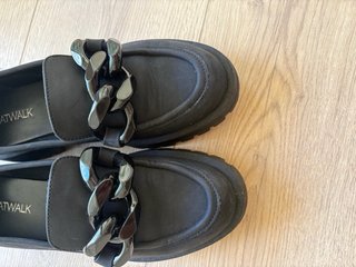 Mocasines negros con cadena