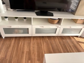 Mueble de TV Blanco con Puertas de Cristal