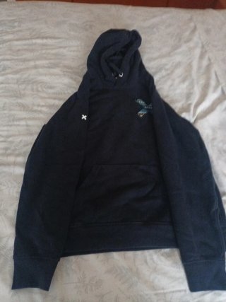 Sudadera azul con diseño geométrico.