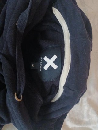 Sudadera azul con diseño geométrico.
