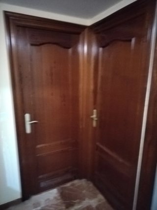 Puerta de nogal con tirador