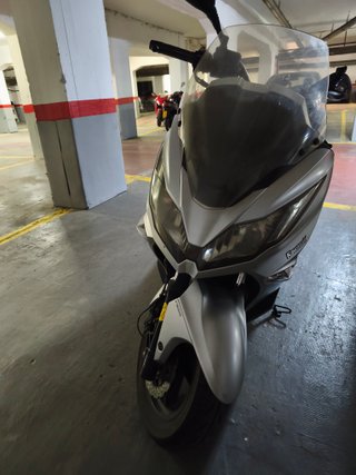 Kawasaki J300 Maxi Scooter gris