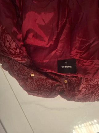 Chaqueta/ chaleco Desigual bordada roja talla 38