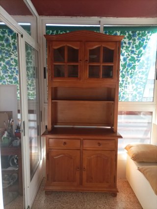 Alacena de madera con vitrina