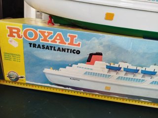 Crucero de juguete Royal con motor