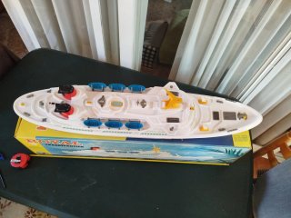Crucero de juguete Royal con motor