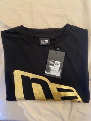 Camiseta New Era Negra y Dorada Nueva, sin estrena