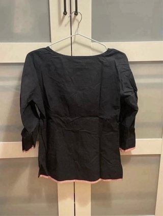 Blusa Amarti Negra con Bordado Rosa