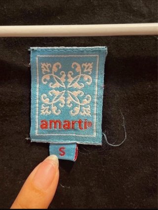 Blusa Amarti Negra con Bordado Rosa