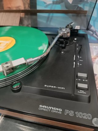 Tocadiscos Grundig alemán