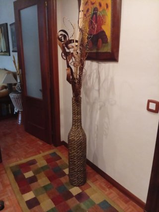 Jarrón de mimbre y madera