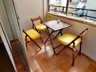 Set de Mesa y 3 Sillas de Madera
