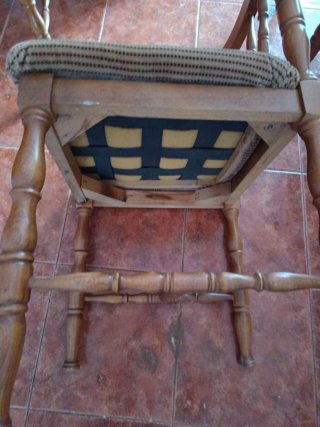 Sillas de madera con asiento tapizado