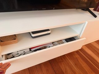 Mueble blanco y amplio para TV.