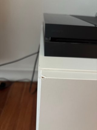 Mueble blanco y amplio para TV.