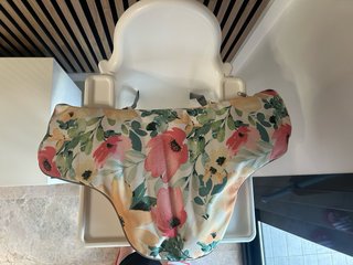 Trona IKEA con cojín estampado
