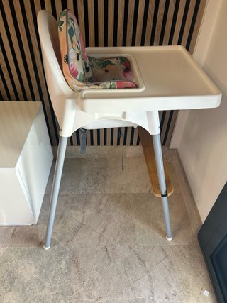 Trona IKEA con cojín estampado