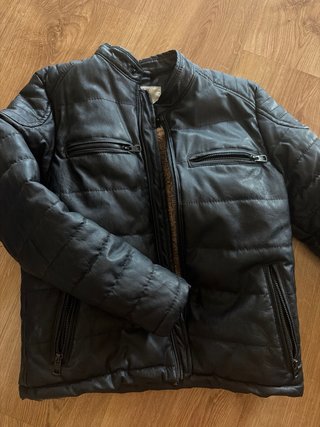 Cazadora negra acolchada talla 9/10