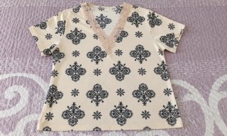 Camiseta Estampada con Detalle de Encaje