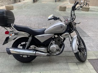 Yamaha YBR Custom Plata y Negra
