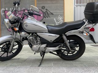 Yamaha YBR Custom Plata y Negra