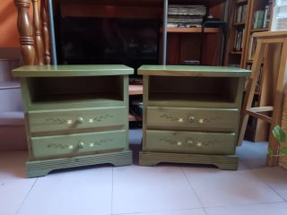Dormitorio de pino macizo decorado a mano