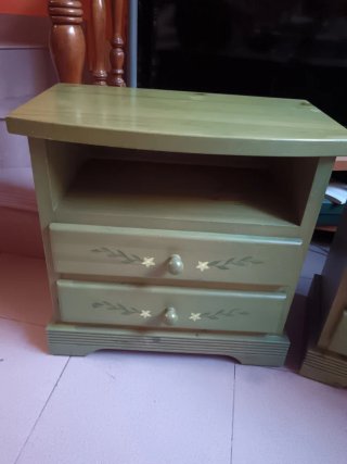 Dormitorio de pino macizo decorado a mano