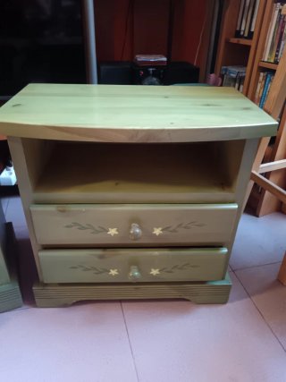 Dormitorio de pino macizo decorado a mano