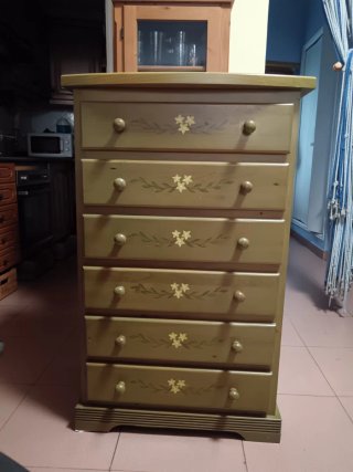 Dormitorio de pino macizo decorado a mano