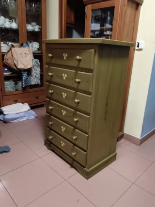 Dormitorio de pino macizo decorado a mano