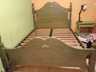 Dormitorio de pino macizo decorado a mano