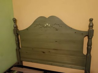 Dormitorio de pino macizo decorado a mano
