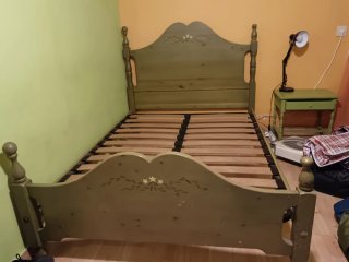 Dormitorio de pino macizo decorado a mano
