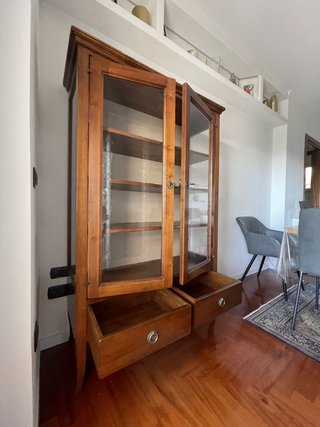 Vetrina classica in legno con ante in vetro