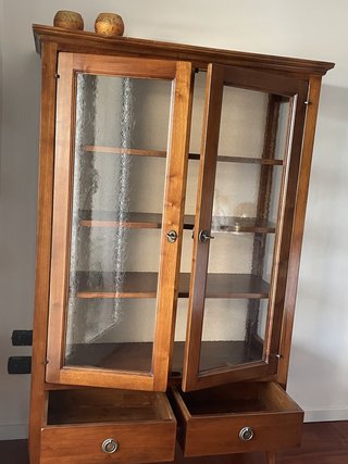 Vetrina classica in legno con ante in vetro
