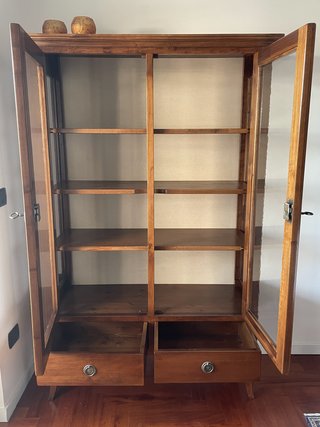 Vetrina classica in legno con ante in vetro