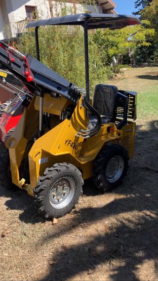 Minicargadora YF480 con Cazo 4 en 1